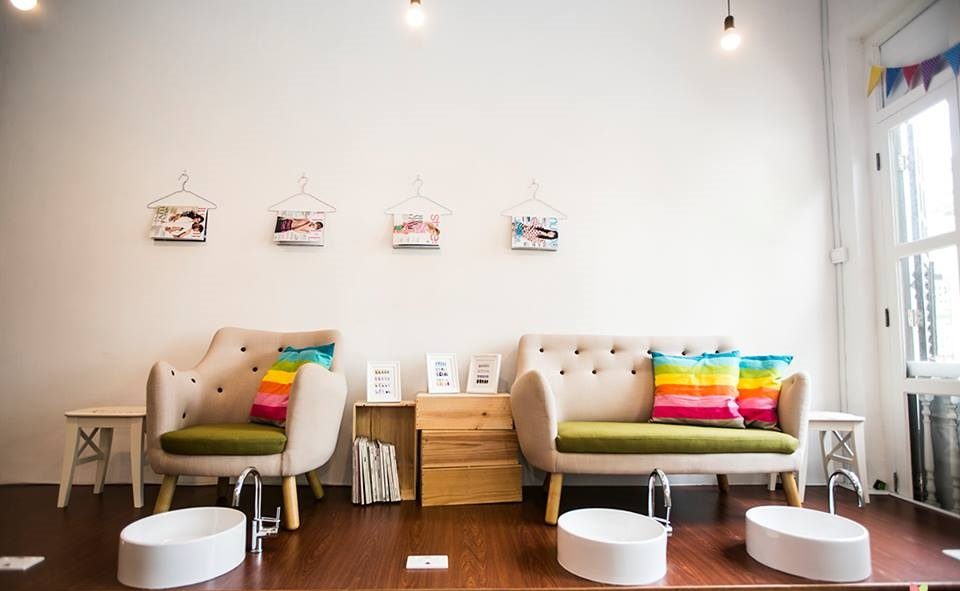 The waiting area with sofas and cushions